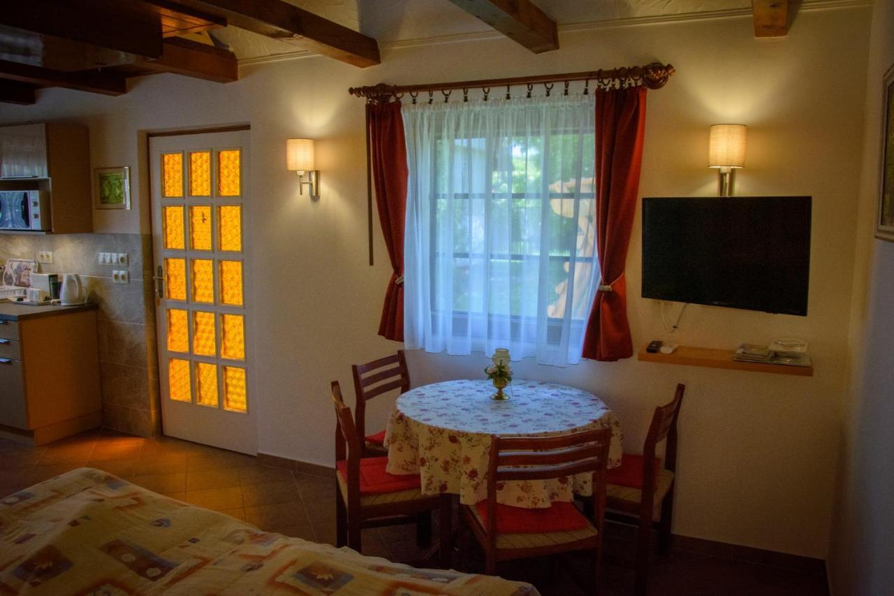 Huszár vendégház Orvenyes Exterior foto
